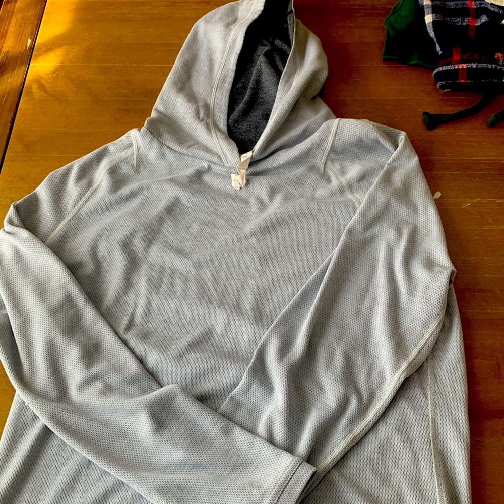 Men’s size medium Lululemon long sleeve hooded shirt.